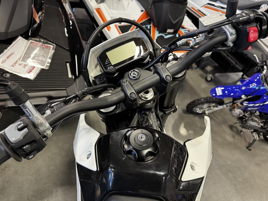 2025 Suzuki DR-Z4SM photo 6